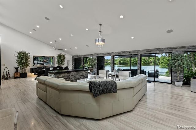 5116 W Bloomfield Lake Road, West Bloomfield, MI 48323