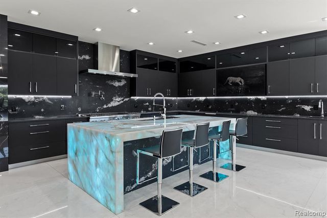 5116 W Bloomfield Lake Road, West Bloomfield, MI 48323