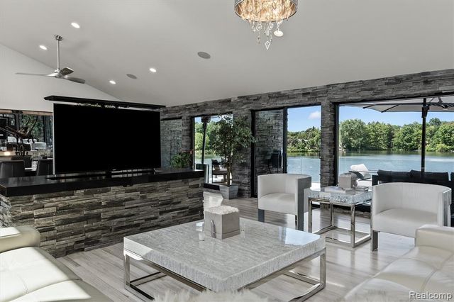 5116 W Bloomfield Lake Road, West Bloomfield, MI 48323