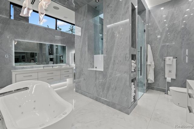 5116 W Bloomfield Lake Road, West Bloomfield, MI 48323
