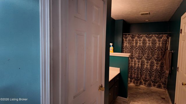 6817 Currington Cir, Louisville, KY 40258