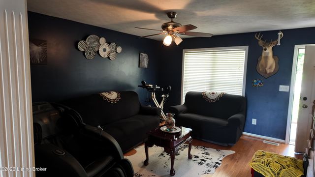 6817 Currington Cir, Louisville, KY 40258