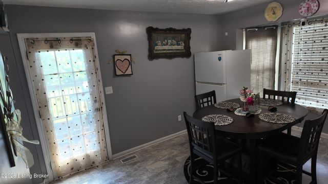6817 Currington Cir, Louisville, KY 40258