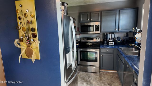 6817 Currington Cir, Louisville, KY 40258