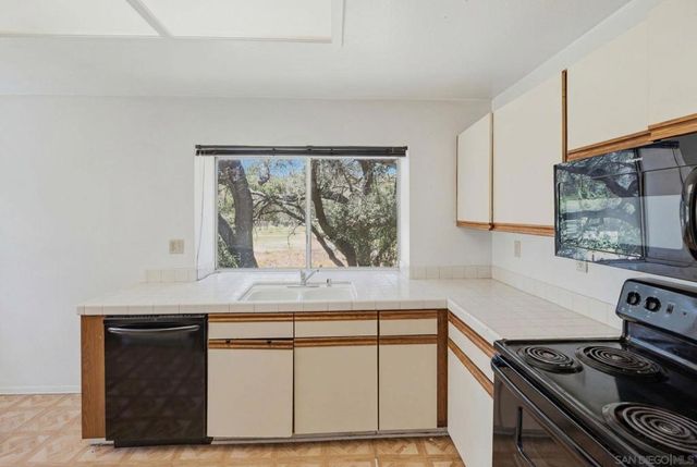 29402 Circle R Greens Dr, Escondido, CA 92026