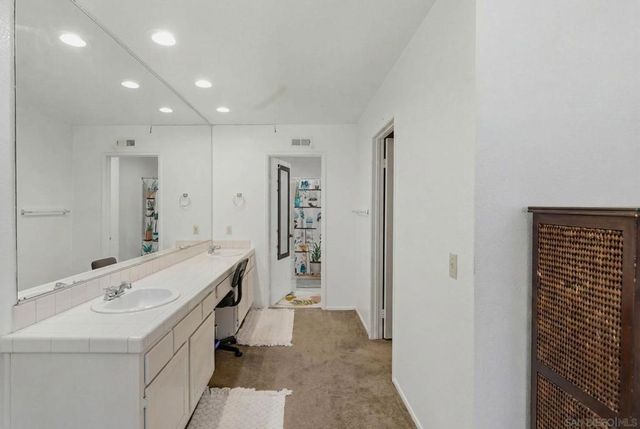 29402 Circle R Greens Dr, Escondido, CA 92026