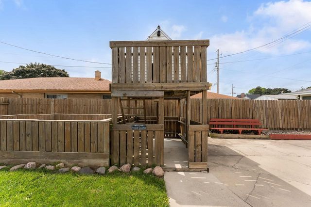 8302 W Courtland AVENUE, Milwaukee, WI 53218
