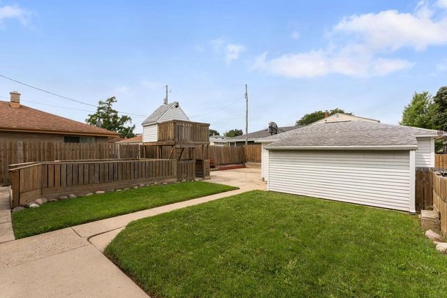8302 W Courtland AVENUE, Milwaukee, WI 53218
