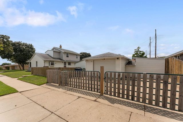 8302 W Courtland AVENUE, Milwaukee, WI 53218
