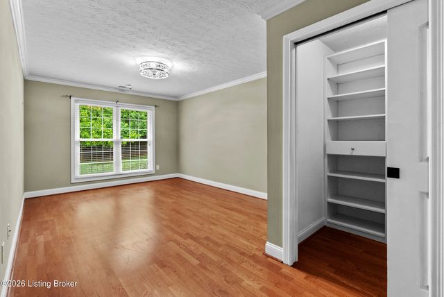 5803 Shepherd Crossing Dr, Louisville, KY 40219