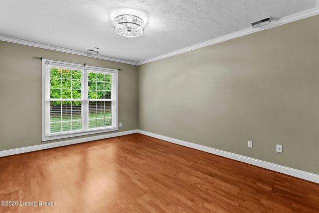 5803 Shepherd Crossing Dr, Louisville, KY 40219