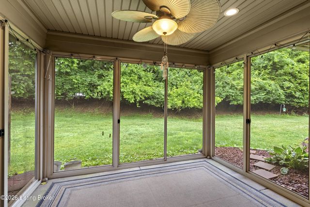 5803 Shepherd Crossing Dr, Louisville, KY 40219