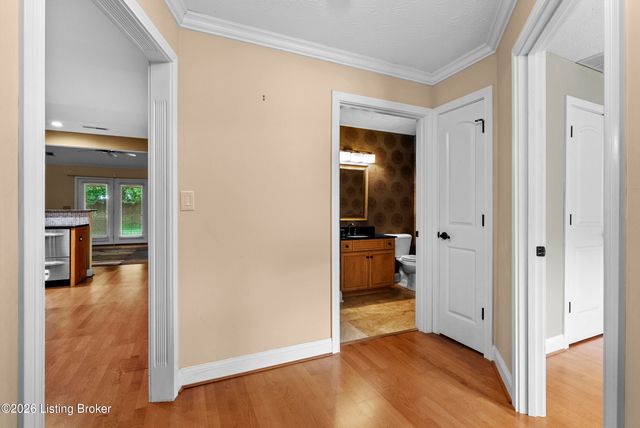 5803 Shepherd Crossing Dr, Louisville, KY 40219