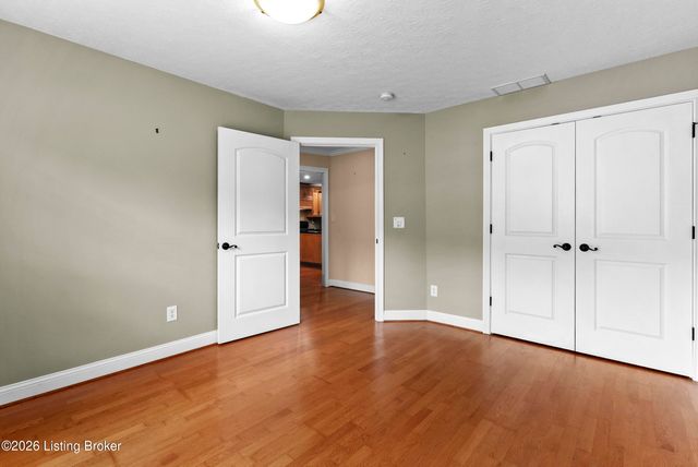 5803 Shepherd Crossing Dr, Louisville, KY 40219