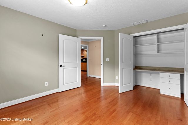 5803 Shepherd Crossing Dr, Louisville, KY 40219
