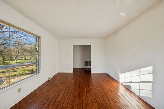 900 Camellia Dr, Columbia, TN 38401