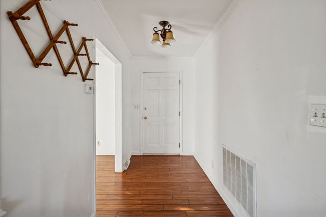 900 Camellia Dr, Columbia, TN 38401