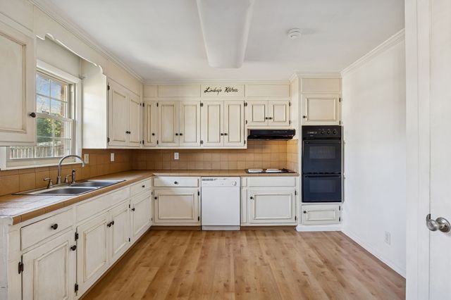 900 Camellia Dr, Columbia, TN 38401