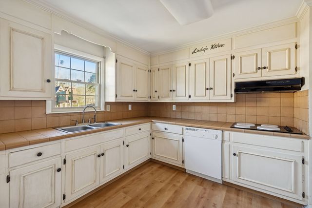 900 Camellia Dr, Columbia, TN 38401