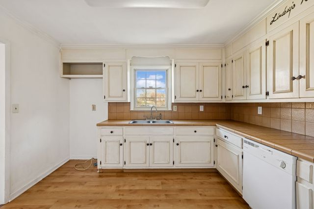 900 Camellia Dr, Columbia, TN 38401