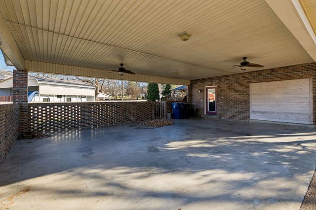 900 Camellia Dr, Columbia, TN 38401