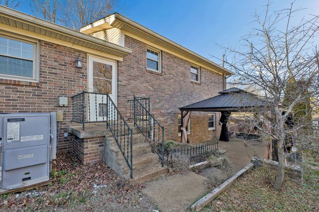 900 Camellia Dr, Columbia, TN 38401