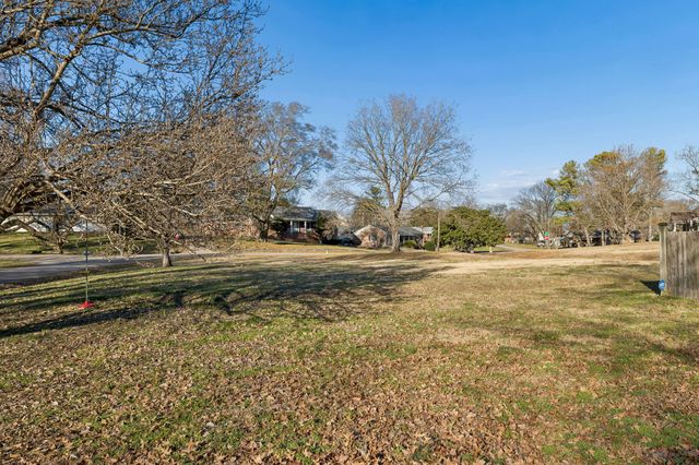 900 Camellia Dr, Columbia, TN 38401