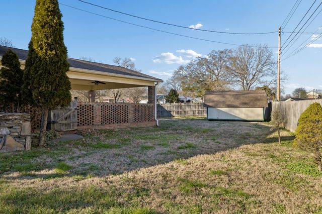 900 Camellia Dr, Columbia, TN 38401