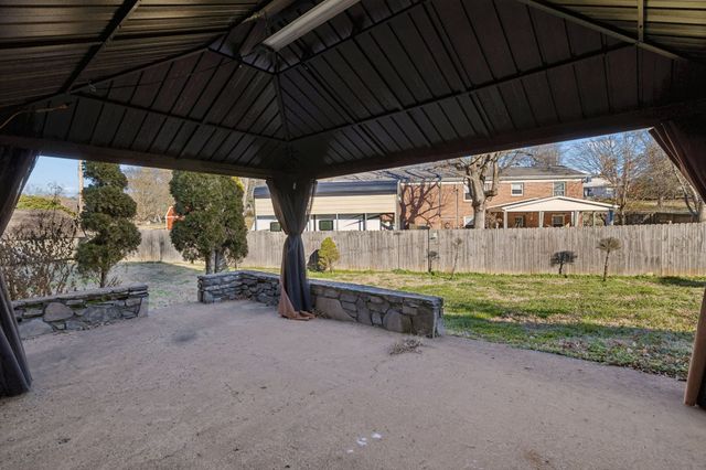 900 Camellia Dr, Columbia, TN 38401