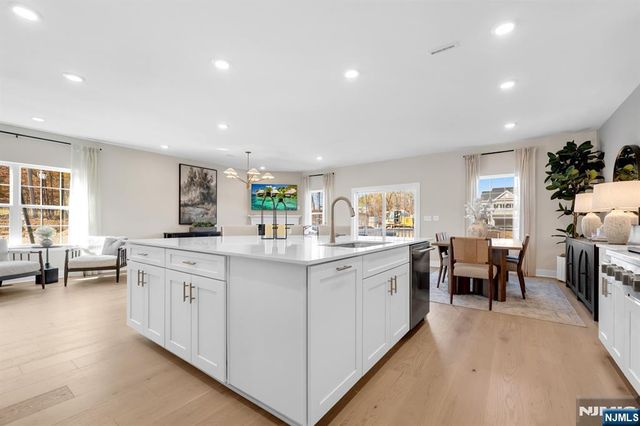 14 Belmont Place, Oakland, NJ 07436