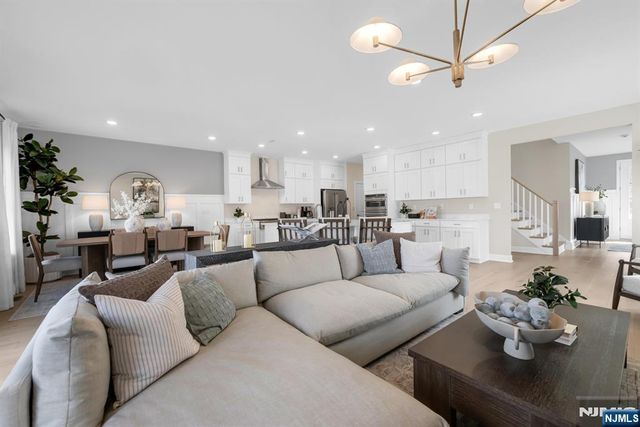 14 Belmont Place, Oakland, NJ 07436