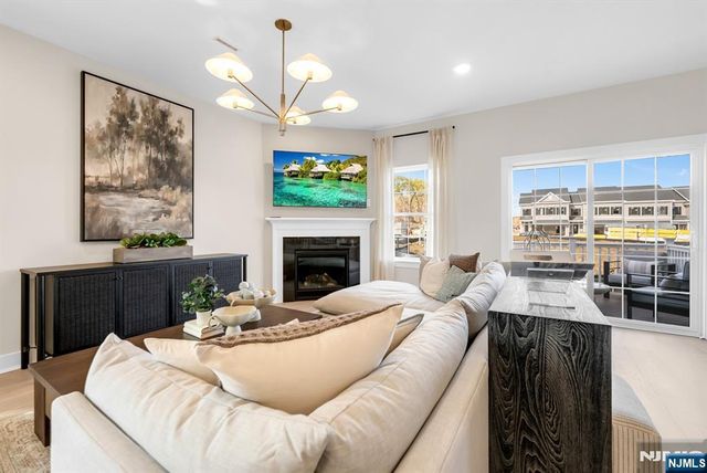 14 Belmont Place, Oakland, NJ 07436