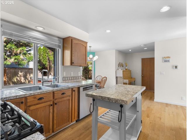 684 Ne GOLDIE Dr, Hillsboro, OR 97124