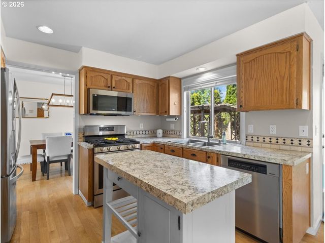 684 Ne GOLDIE Dr, Hillsboro, OR 97124