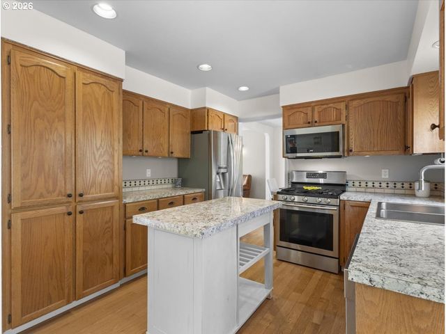 684 Ne GOLDIE Dr, Hillsboro, OR 97124