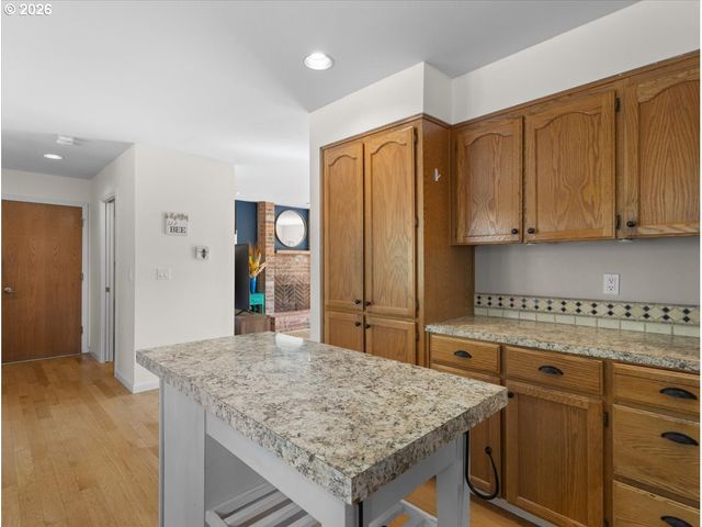 684 Ne GOLDIE Dr, Hillsboro, OR 97124
