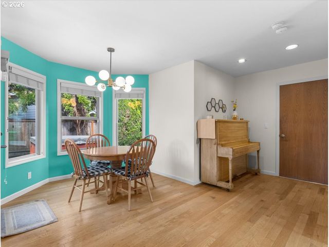 684 Ne GOLDIE Dr, Hillsboro, OR 97124
