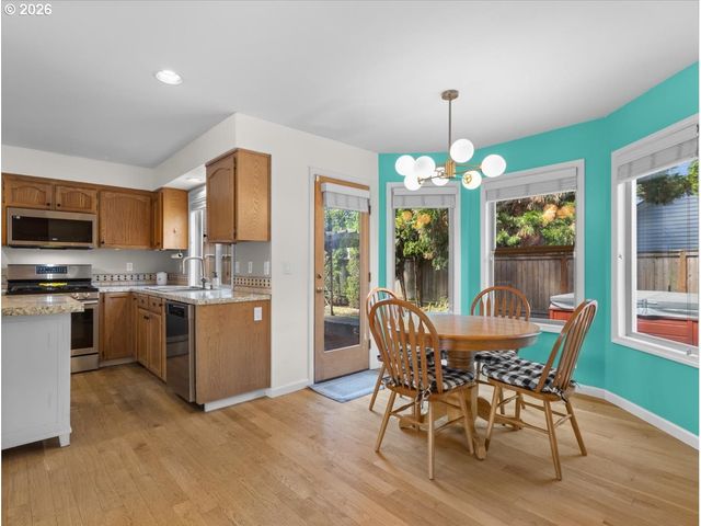 684 Ne GOLDIE Dr, Hillsboro, OR 97124