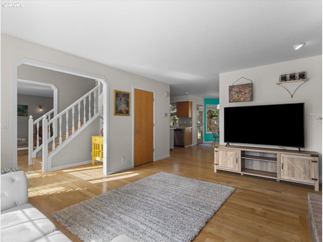 684 Ne GOLDIE Dr, Hillsboro, OR 97124