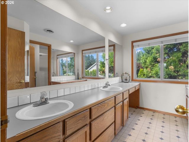 684 Ne GOLDIE Dr, Hillsboro, OR 97124