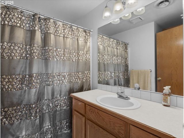 684 Ne GOLDIE Dr, Hillsboro, OR 97124