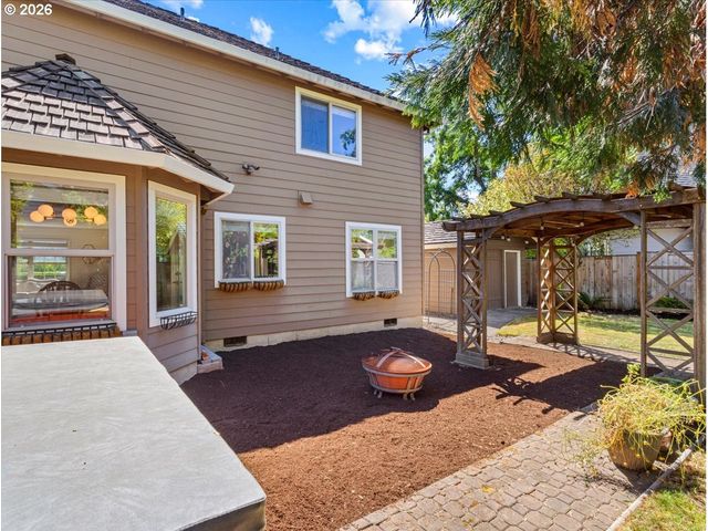 684 Ne GOLDIE Dr, Hillsboro, OR 97124
