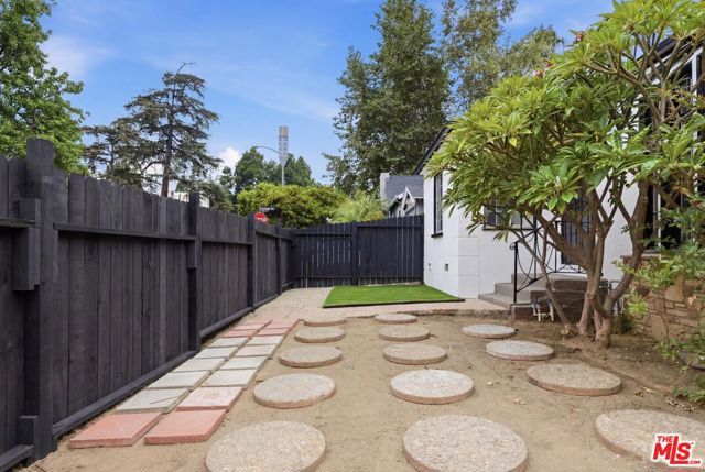 542 N Genesee Avenue, Los Angeles, CA 90036