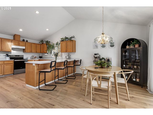 806 E EDGEWOOD Dr, Newberg, OR 97132