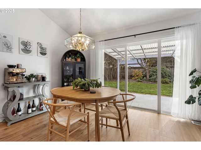 806 E EDGEWOOD Dr, Newberg, OR 97132