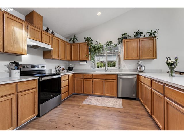 806 E EDGEWOOD Dr, Newberg, OR 97132