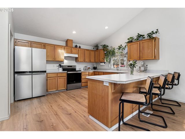 806 E EDGEWOOD Dr, Newberg, OR 97132