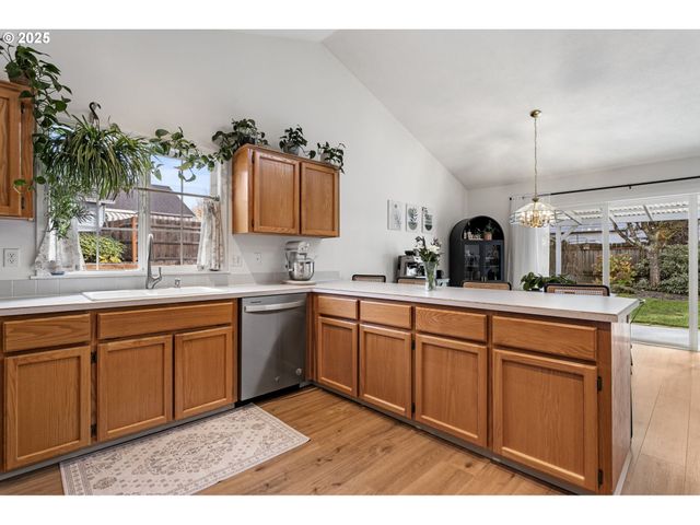 806 E EDGEWOOD Dr, Newberg, OR 97132