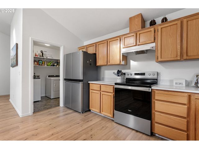 806 E EDGEWOOD Dr, Newberg, OR 97132