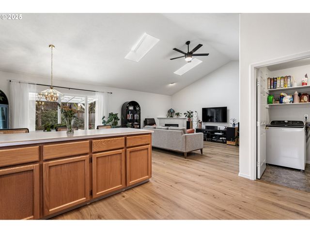 806 E EDGEWOOD Dr, Newberg, OR 97132